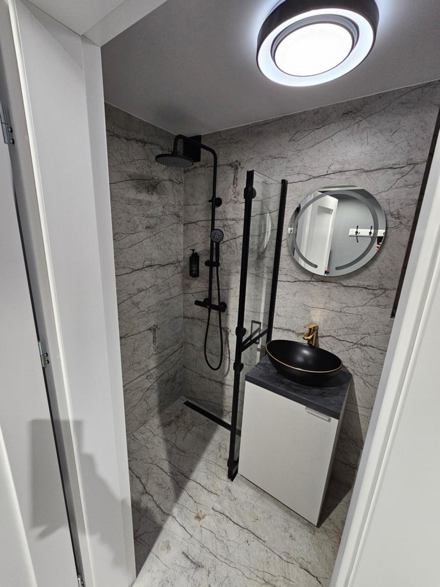Apartament Z Jacuzzi Klimatyzacja Prywatny Parking Радом Екстериор снимка